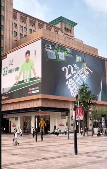 品牌方对樊振东真的太有心了！前方星哥星姐们透露，萨尔机场有凯迪拉克的大屏，火