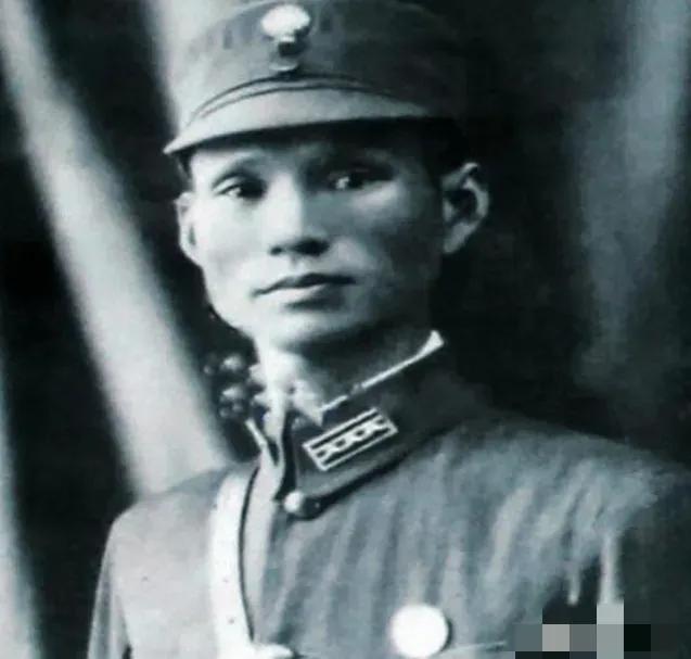 井冈山时期，他曾与“朱毛”齐名，风光无限，1949年他逃往香港，长期流落异乡，1