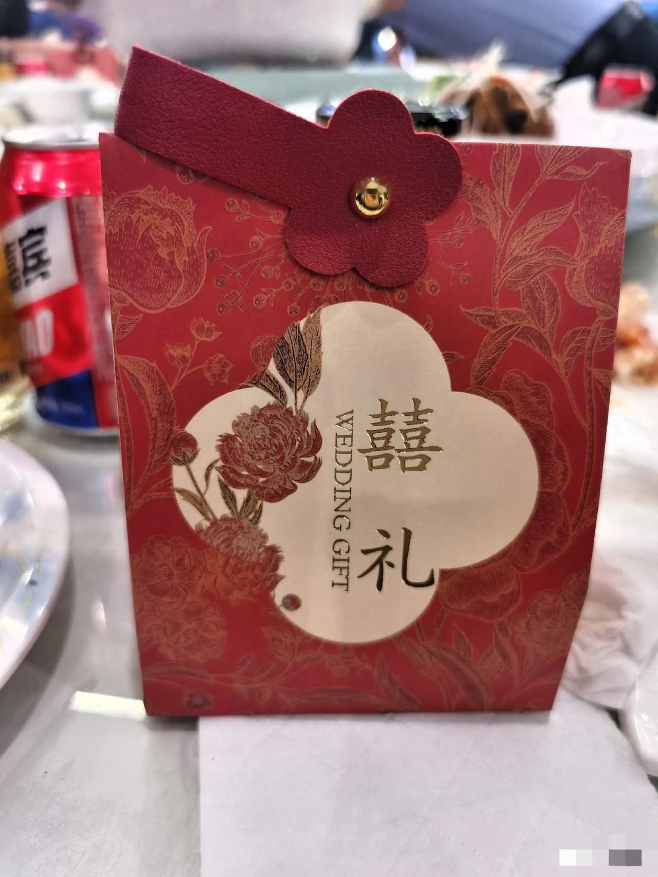 10年前我结婚，一个关系不是很亲的高中同学随了300块钱的份子。当时我还挺感动，