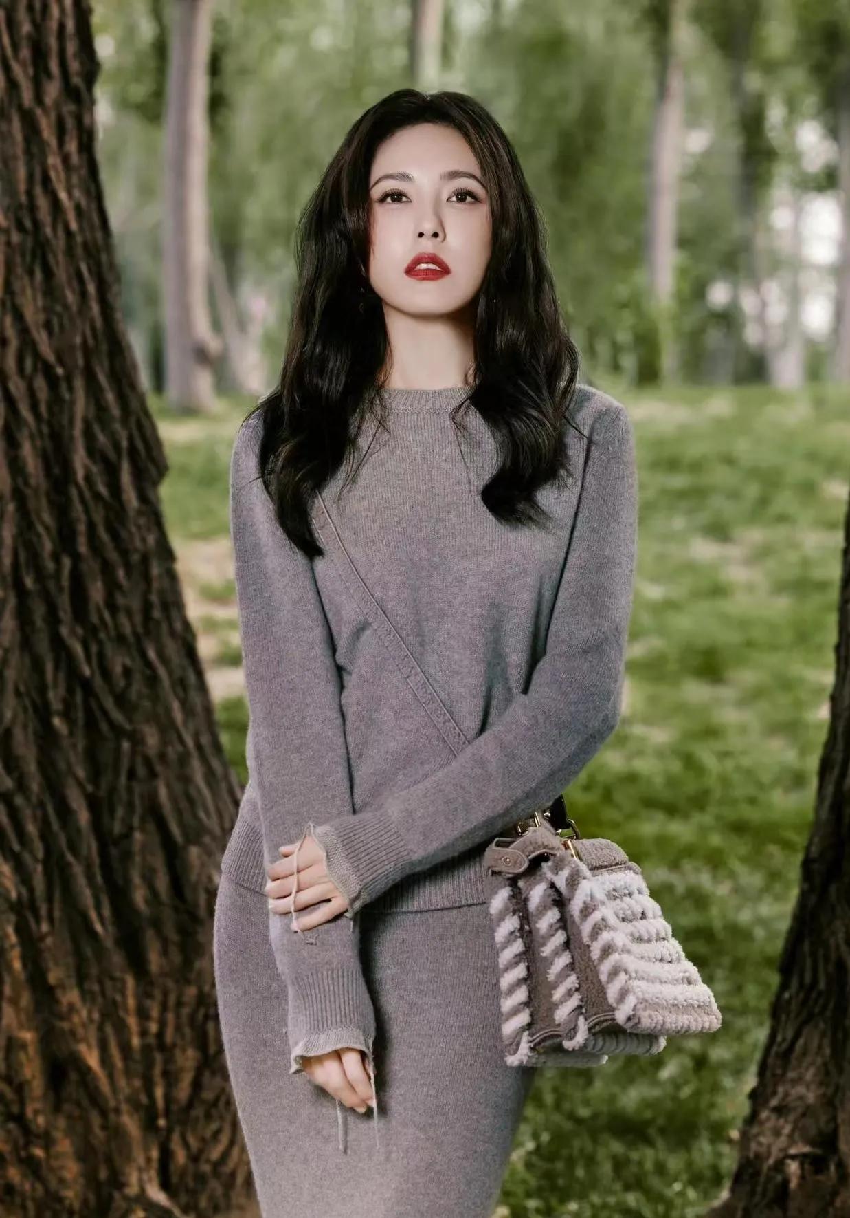 曾黎的针织套裙，把高级感焊在身上了✨一身灰色针织套裙简约又温柔，勾勒出完美