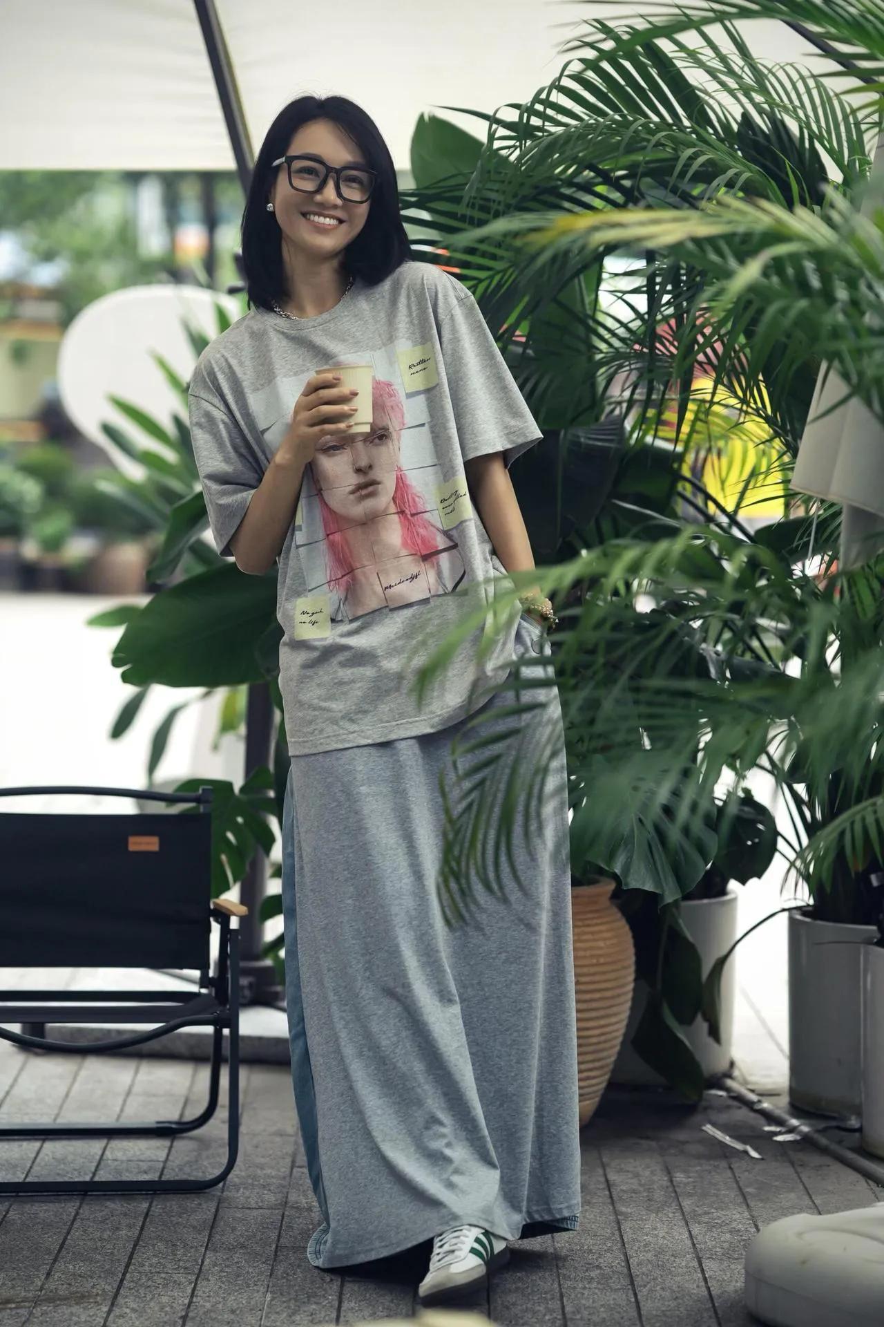 朱丹这身休闲穿搭太舒服了😂一身同色系灰色套装，慵懒又随性宽松T恤不挑身材，