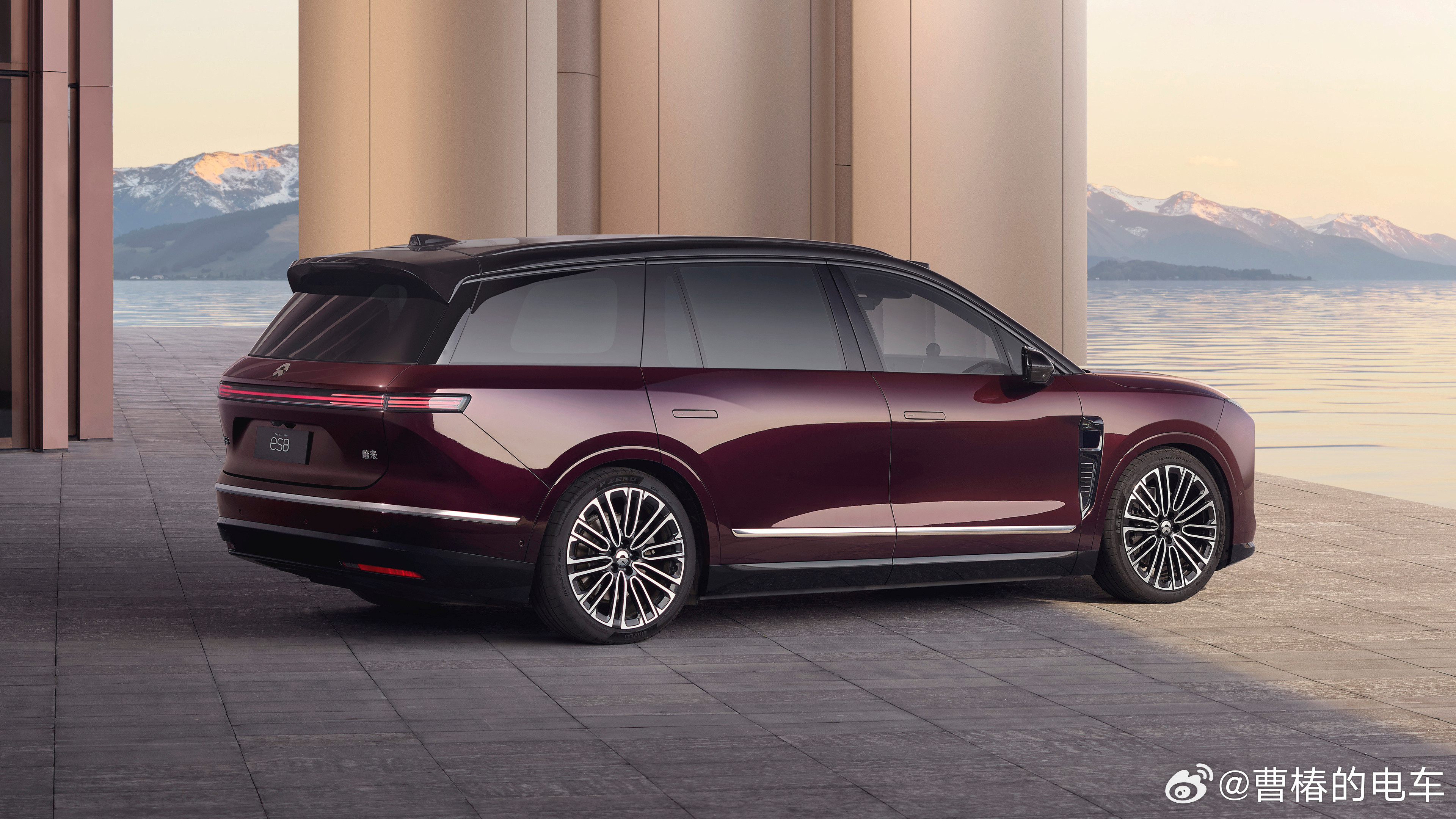 蔚来新推出的蔚来全新es8星云红质感太好了，非常雅致。3月12日，蔚来全新ES