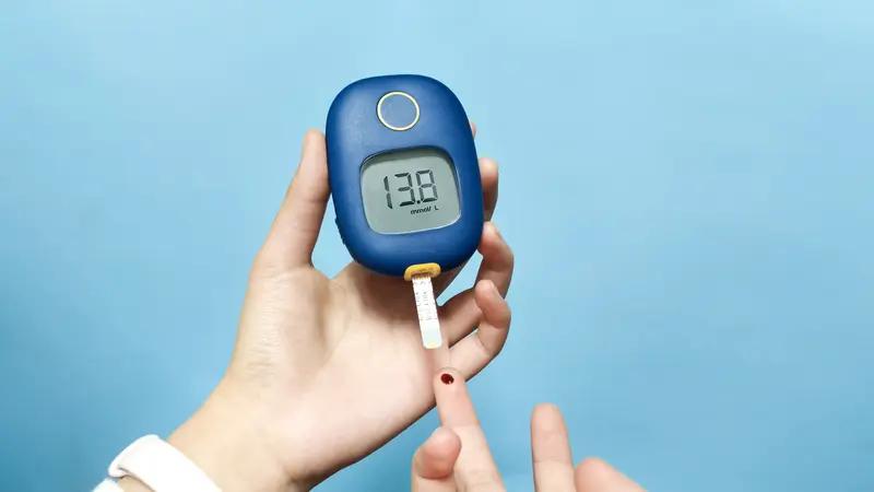 血糖高在饮食上可得多留意。主食别只盯着白米饭、白馒头，它们升糖快。像燕麦、糙米这