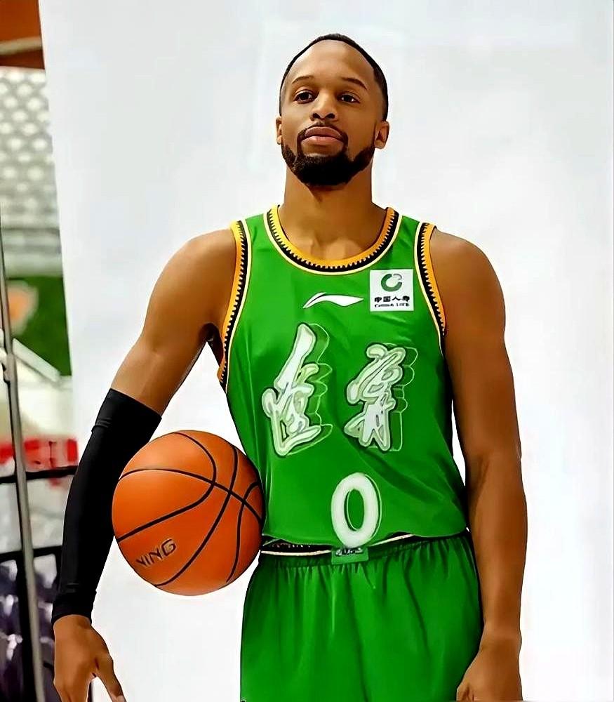 最近辽篮这波操作，直接让球迷悬着的心放下一半！前阵子可愁坏了：弗格转投上海，张镇