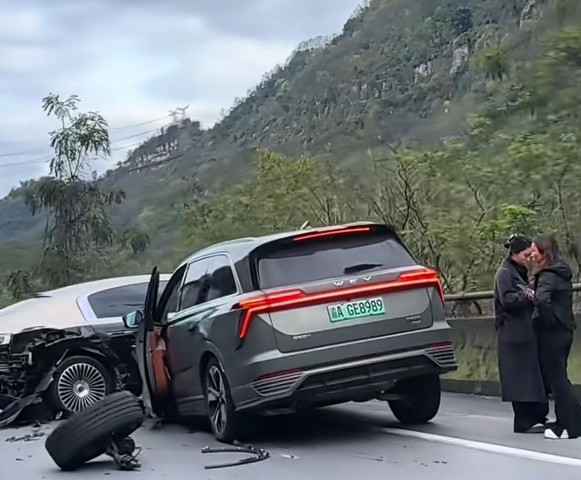 不得不说，尊界S800是有真材实料的。从现场视频看，SUV前车轮掉落，驾驶室