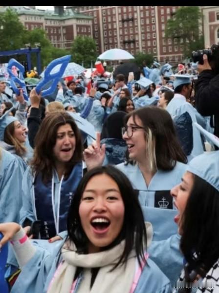 印度留学生Samk近日发布了一视频，其中对我国的教育与医疗体系作出批评，说我国的