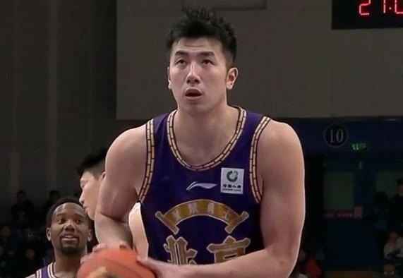 CBA最新消息：据知名篮球自媒体人球圈赵探长发文谈到了北控男篮，北控男篮的功勋队