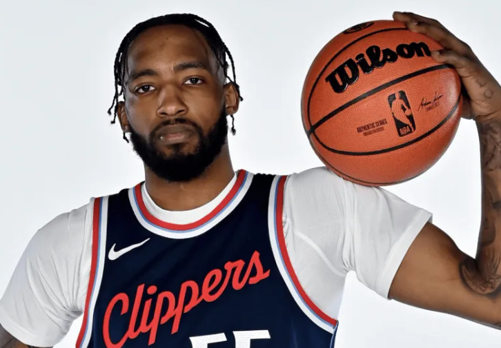 据快船随队记者报道，快船前锋德里克-琼斯将不会随队前往波特兰，并确定缺席周六客场