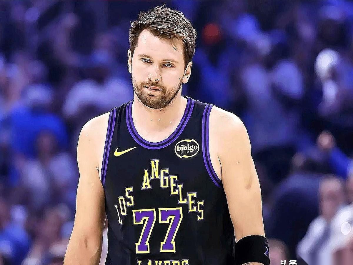 东契奇这赛季，就差一场比赛，MVP没了，最佳阵容也没了。常规赛出场64次，就卡