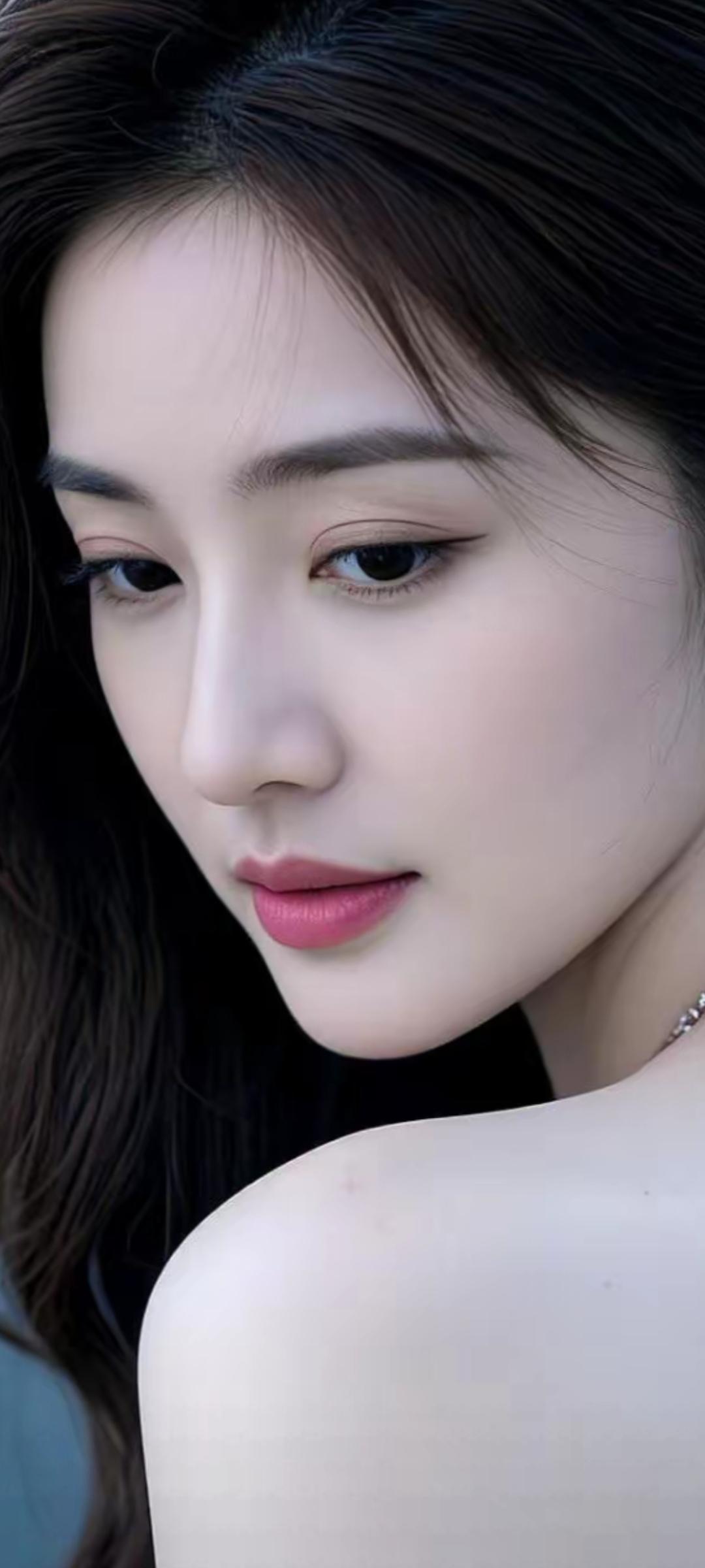 温柔眼波流转，红唇轻启，岁月静好。