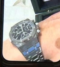 浙江杭州，男子为了凑钱买车，将自己的黑钢手表挂在网上出售，很快有买家找上门来，愿