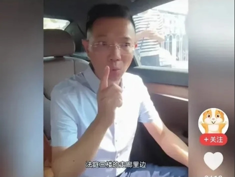 李律，你说，在法庭的走廊里，王某晶的父亲攻击了你，还抢你的东西，我听后不免后背发