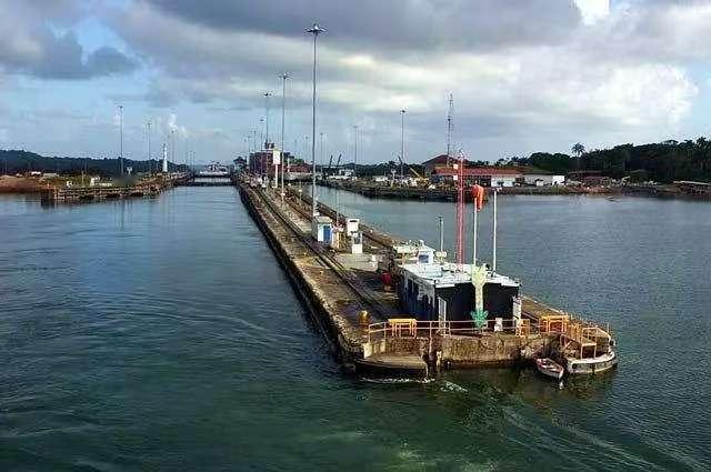 有人说李嘉诚怕了，因为巴拿马港口的事情，他把投资多年的英国电网都卖了，生怕再一次