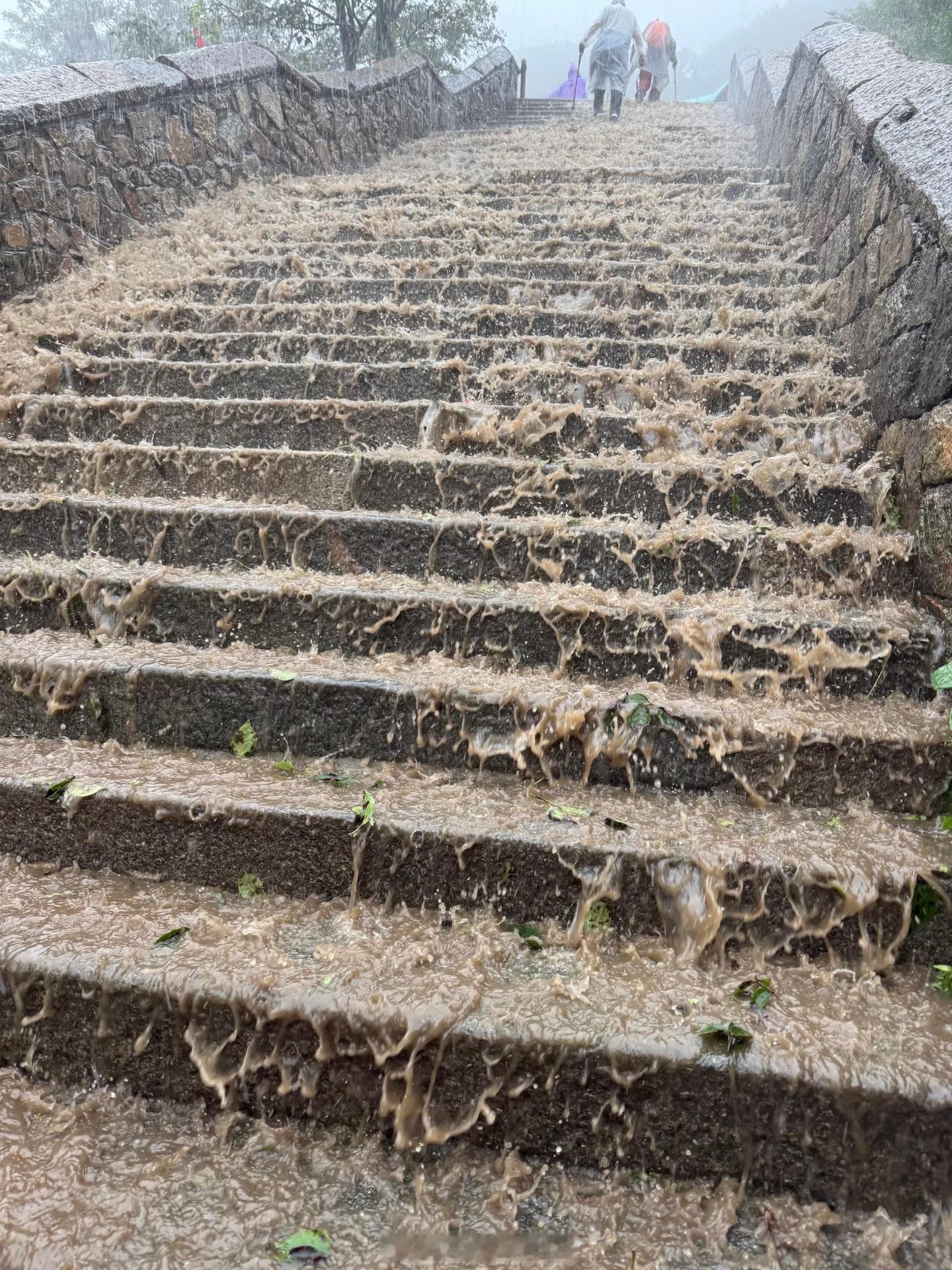 泰山景区回应躲雨80元一小时之前去爬泰山刚好快到冬季，凌晨在山顶很冷，但是室内是
