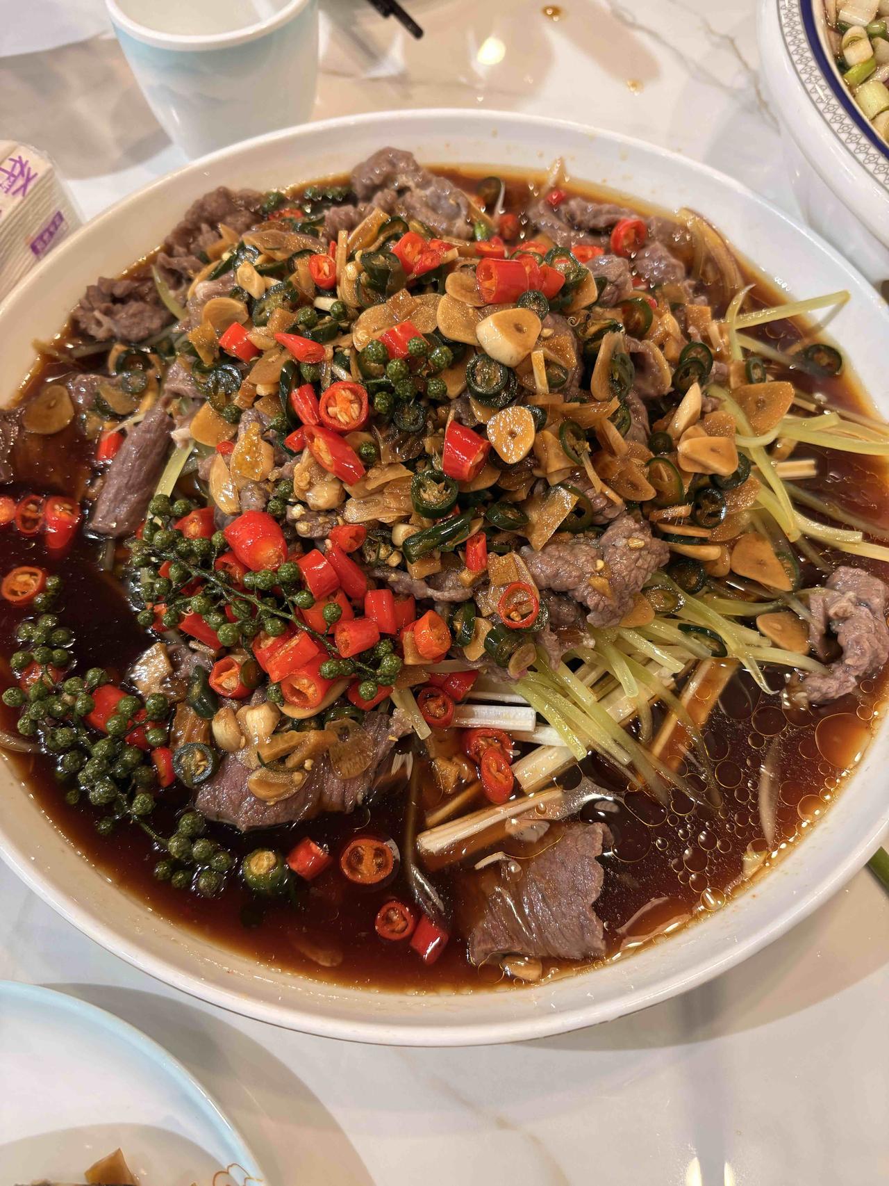 那天路过一个居民楼下的一个饭店，看的客人还挺多的，便进去决定试一下，老板