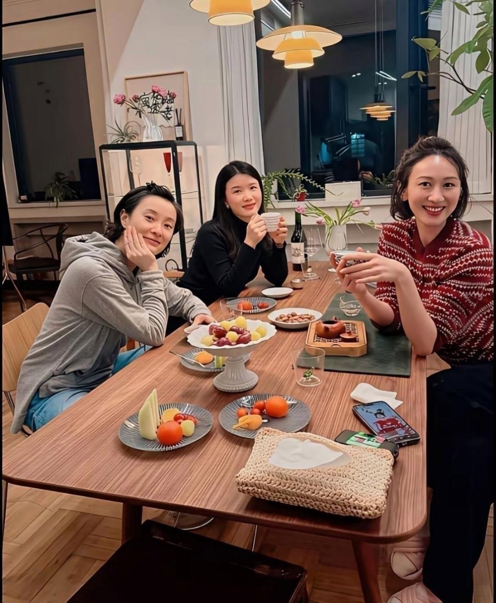 看吴越私下的聚会照，才发现她的小日子过得也太悠闲自在了。​