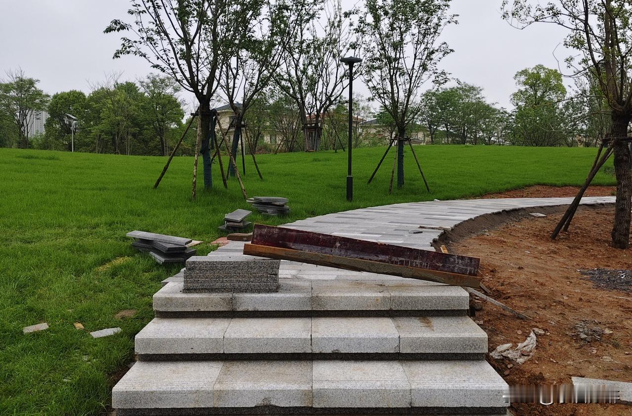 老板嘴巴里的小事，如今成了实实在在的拦路虎。春天雨水比较多，干两天就要休息一天