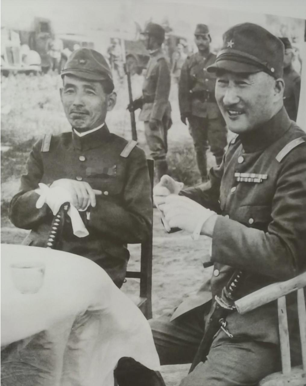 战场犹如度假？这是1938年5月26日，江苏徐州近郊机场内，华北方面军司令官寺