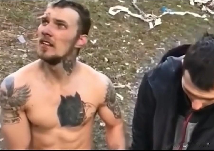 被俘虏的雇佣兵瑟瑟发抖，即使左青龙，右白虎老狼在中间，止不住的发抖朝鲜军人作战