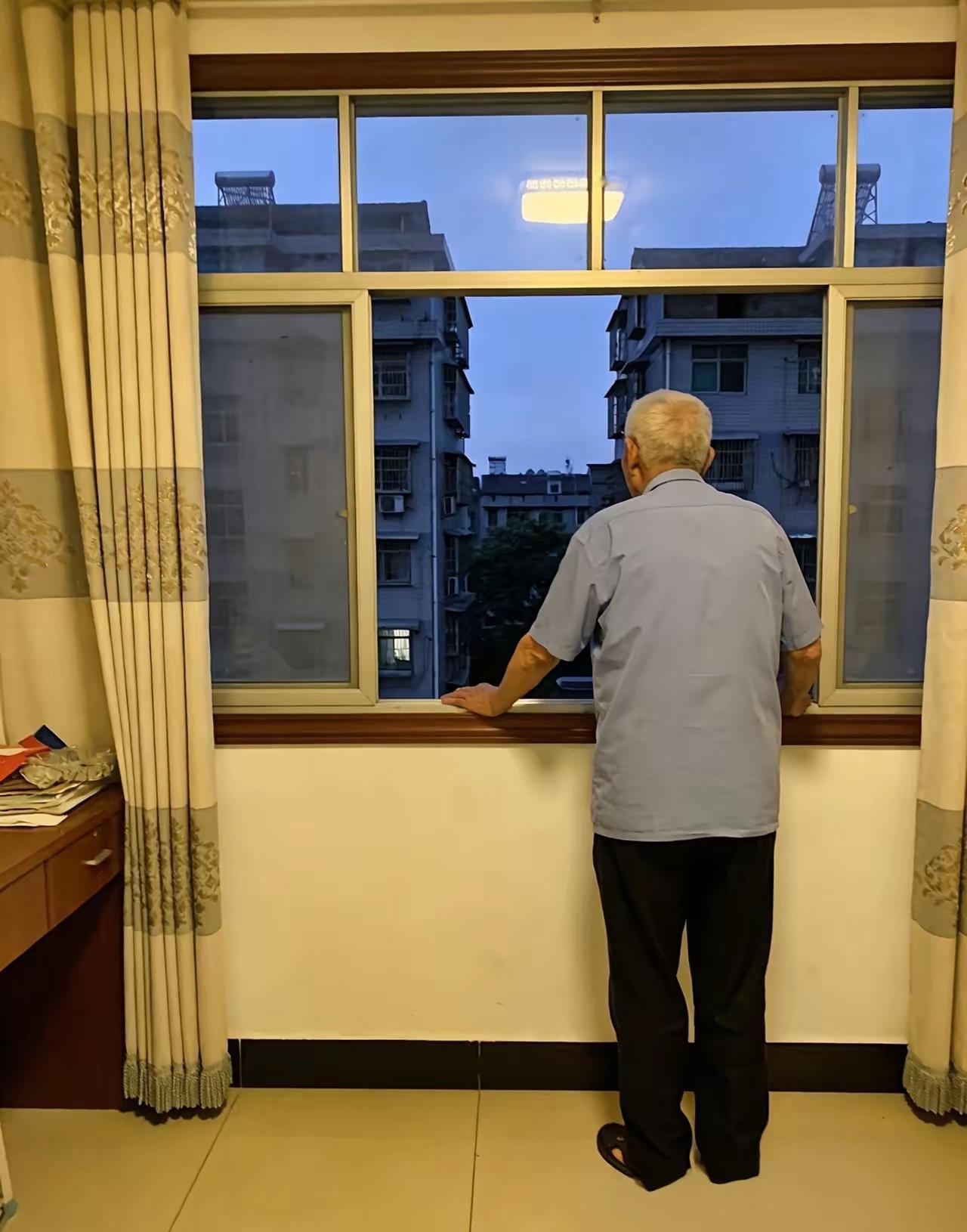 我发现，我老公快被社会淘汰了。​我老公，64年的，今年62岁，退休金5200元