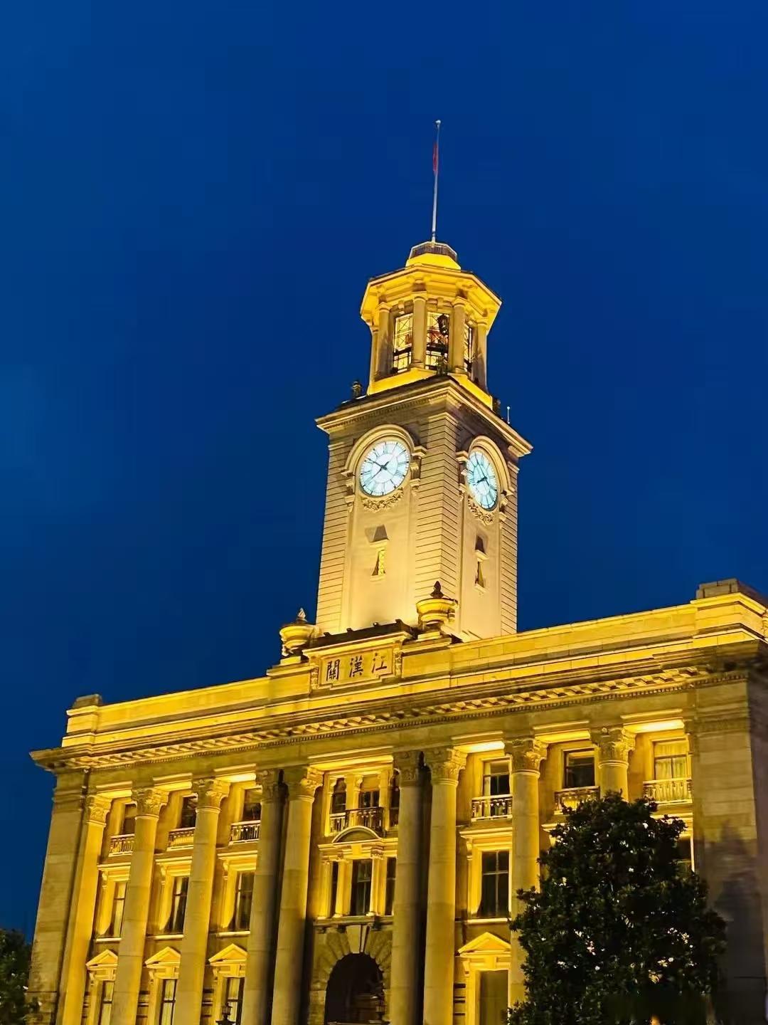 空气里已经开始飘散腊鱼腊肉的咸香，阳台上的香肠红彤彤挂了一串又一串。这是武汉人给