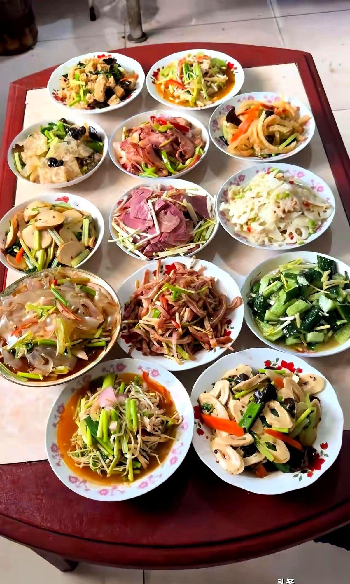 手机一亮，哥们儿甩来一张图，满满一桌子菜，C位那只鸡油光锃亮。紧跟着一条消息：