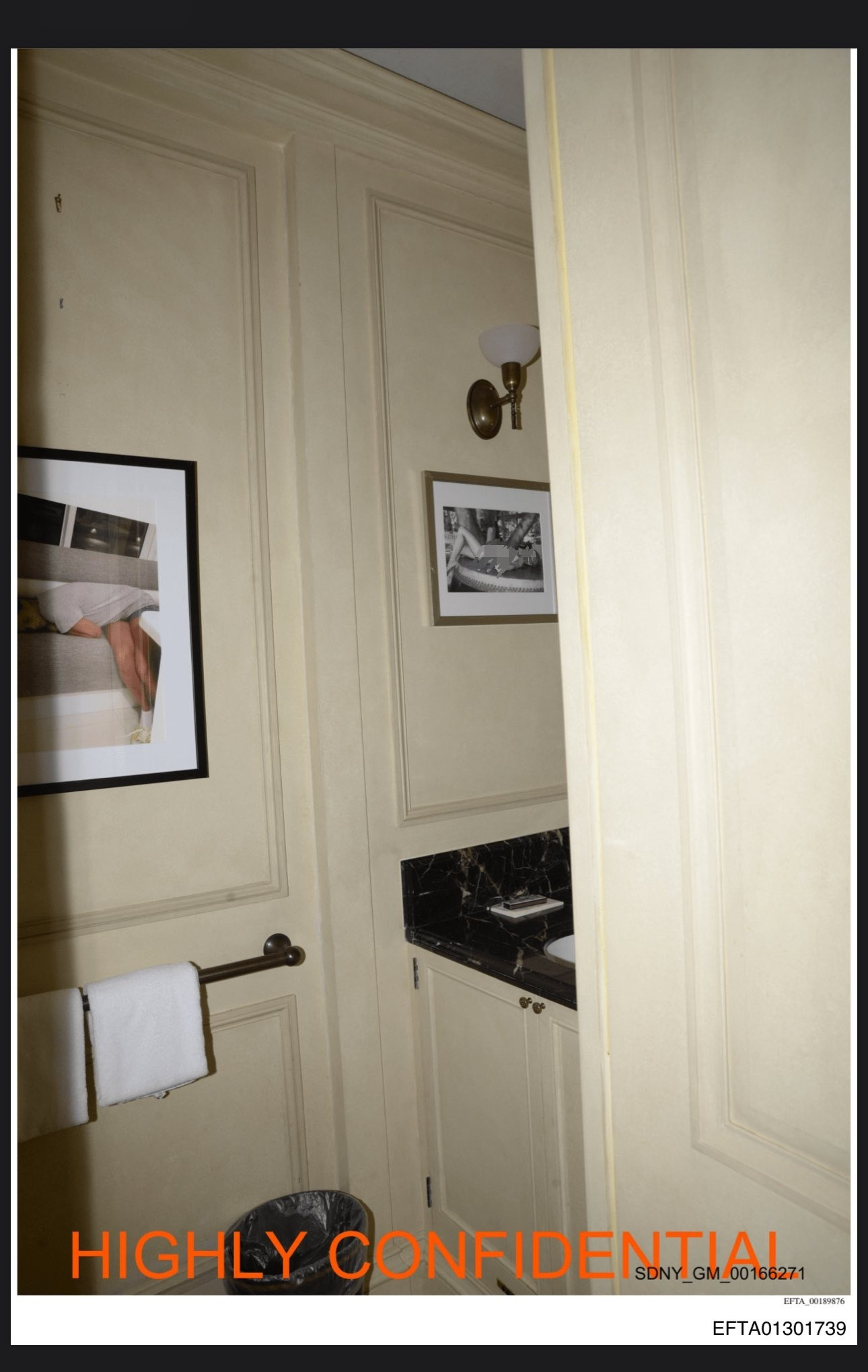 爱泼斯坦房子墙上挂的照片，在美国司法部的网站上没有打码，右侧那个裸体的女性看起来