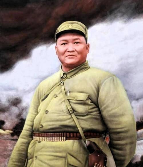 罗炳辉，云南彝良人，新四军二师师长，官兵亲切称呼他“罗大肚子”。他身材魁梧壮实，