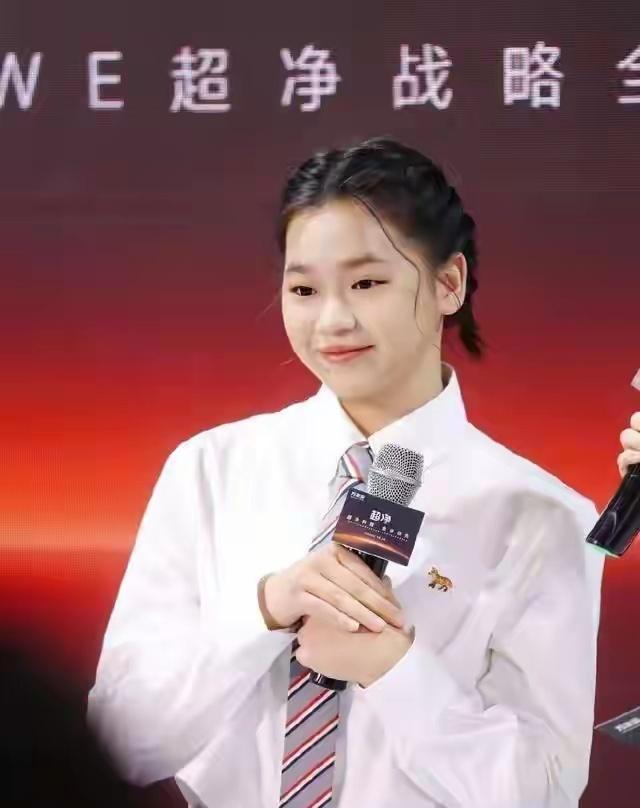 都在担心全红婵退役，她隐藏的顶级情商告诉你纯属瞎操心“你是不是要退役了？”当