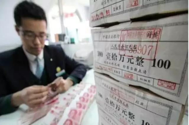 去银行取钱，要是被问取钱干嘛，记住“合法合规”这四个字就行。很多人被问时会紧张，
