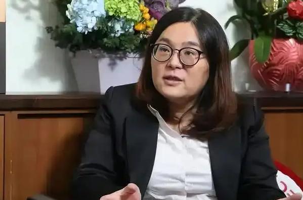 年底金门县长选举现尴尬一幕，蓝营“女战神”陈玉珍民调碾压，绿营无人敢迎战，赖清德
