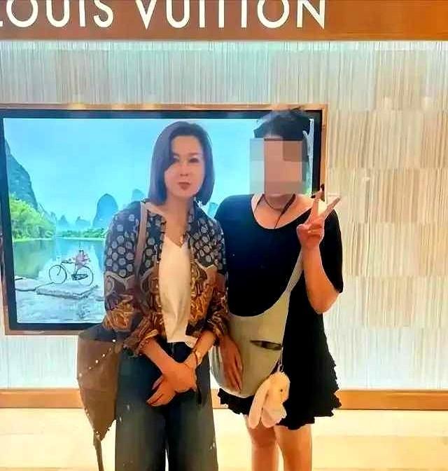 63岁关之琳，身上行头三万起。街头遇粉丝，直接摘口罩贴脸拍。这反差，比她演的