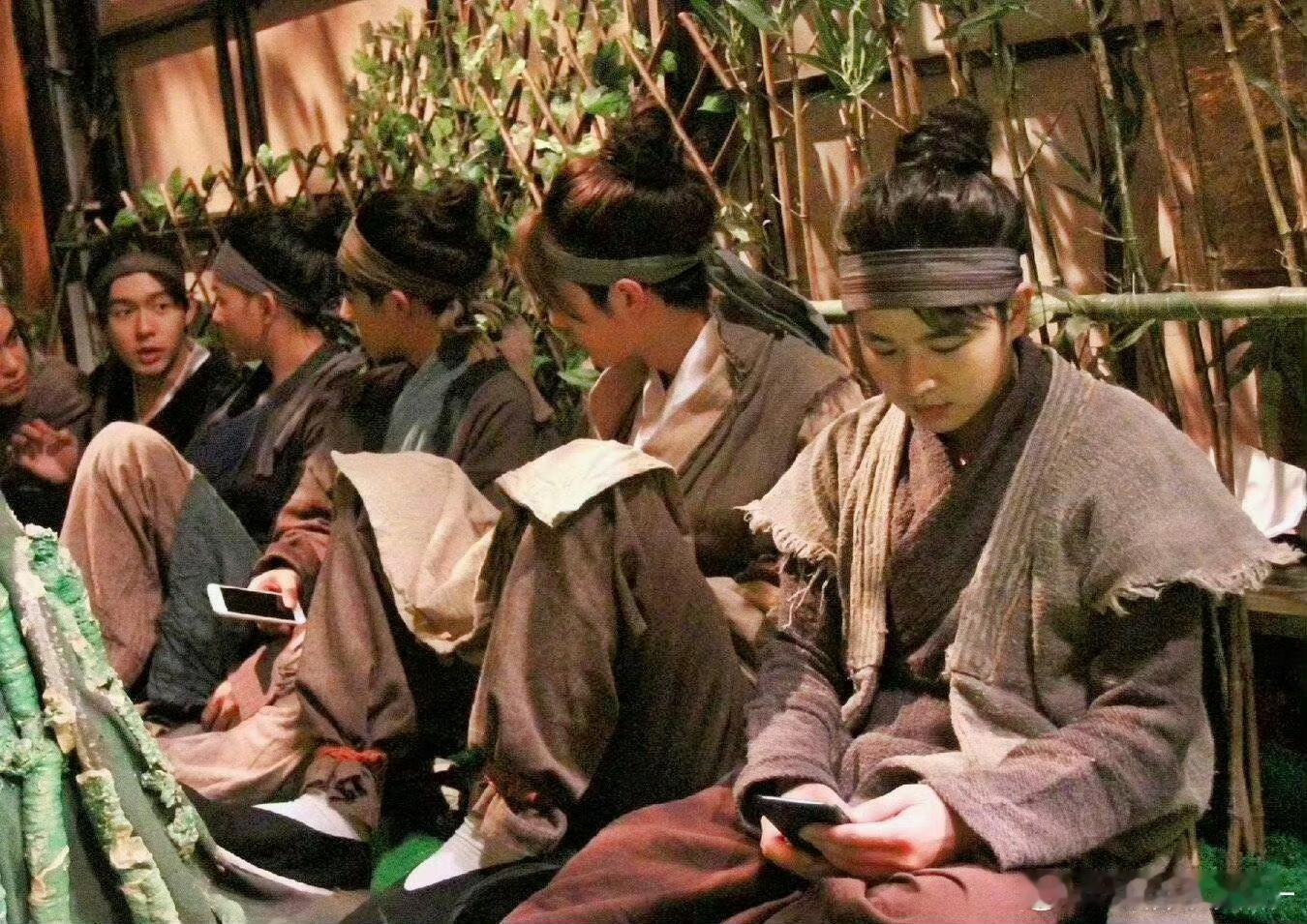 大家都在玩手机只有王一博一个人乖乖的看着别人玩手机​​​