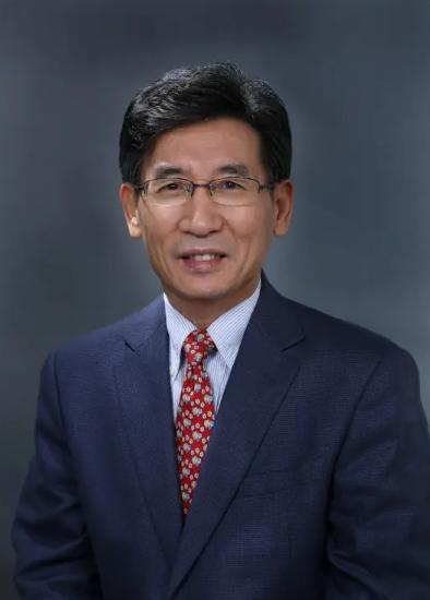 一个从沂蒙大山走出来的少年，放弃国外优渥的科研条件，毅然回国一头扎进实验室，每天