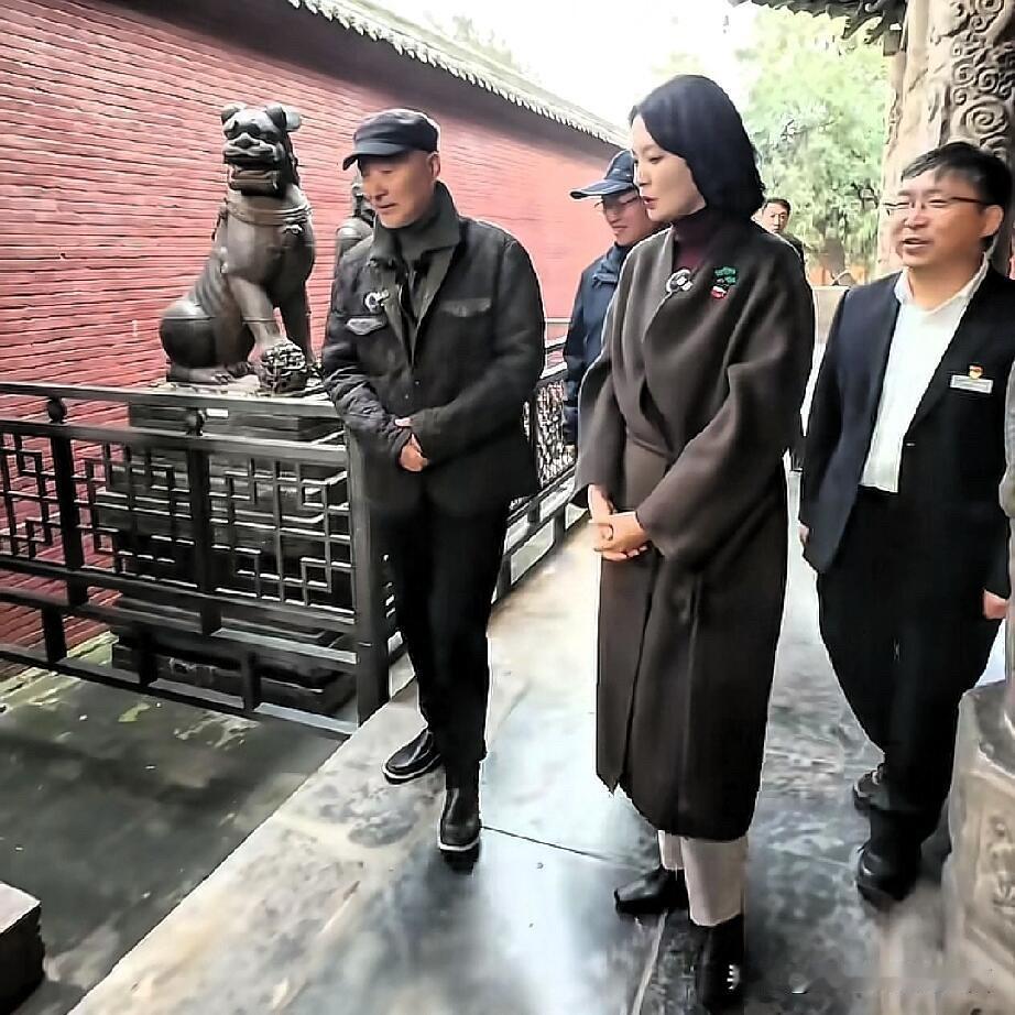 这位主持人好有气场，她身形高挑，气质大方，在场外的外景主持也特别的独特，一边走路