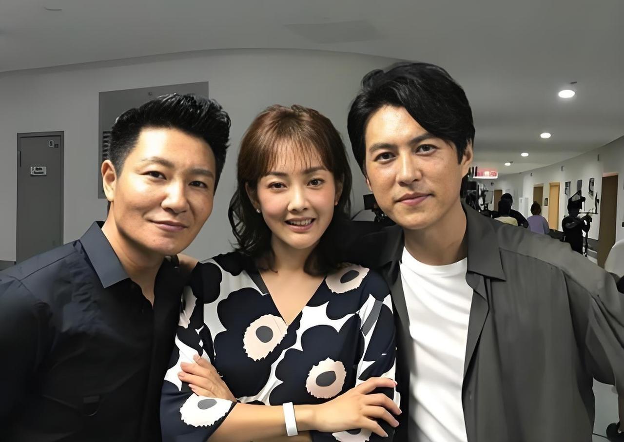 靳东和李宗翰跟美女演员的合影，他们都好淡定，这要是换一两个帅哥来合影，估计他们不