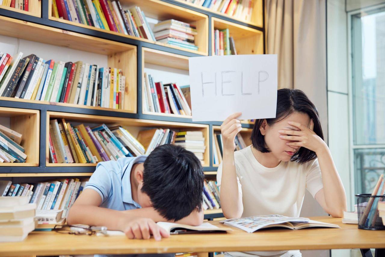 终于知道为什么现在的家长那么累了！上下学：以前：家长不接不送，孩子们自己上