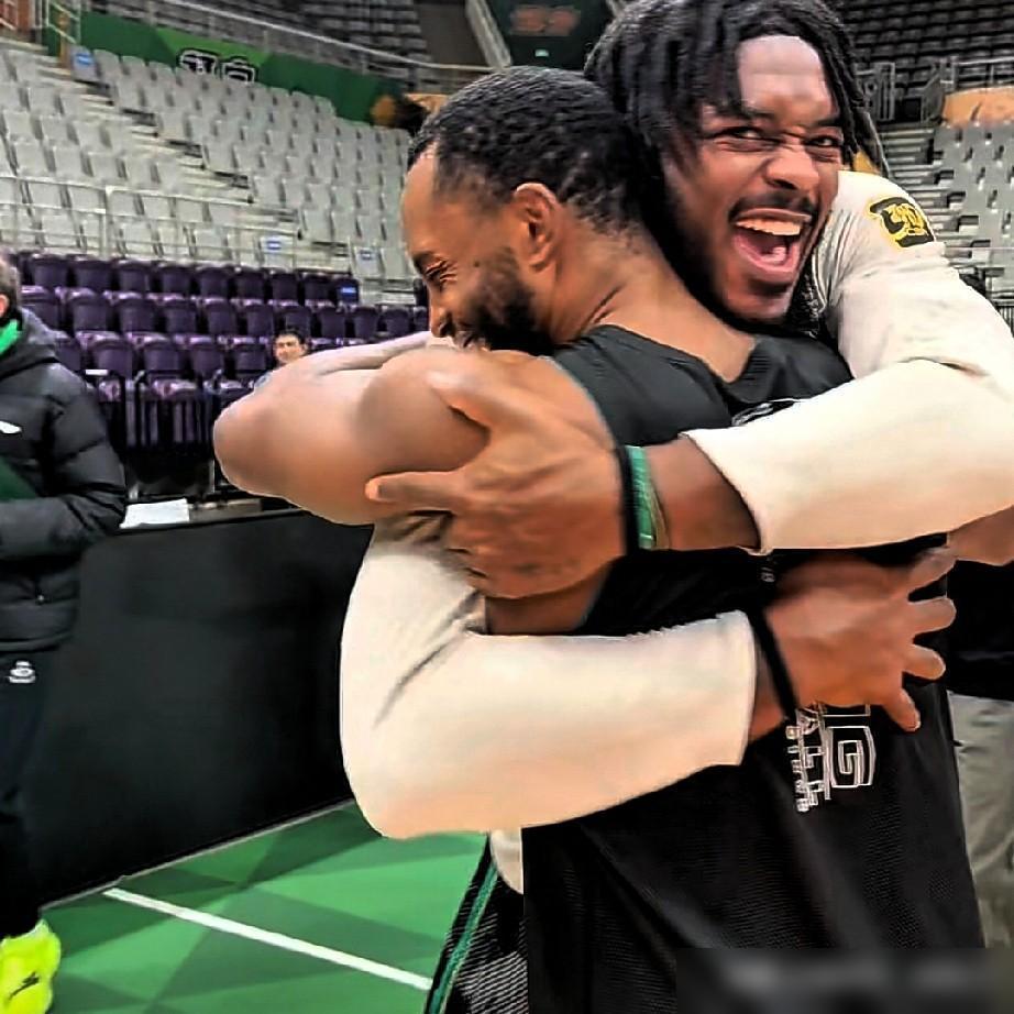 张镇麟福格重返辽篮大家庭！时隔半年，再次回到家乡球队球馆，感慨良多，从一年前的心