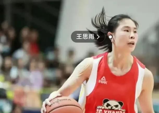 王思雨在这次亚洲杯季军战上打满全场拼下准三双，可她第一时间扯下铜牌仰头憋泪，那一
