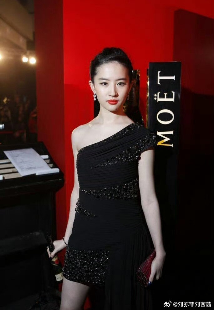 刘亦菲红毯造型惊艳全场，黑裙曳地尽显东方女性优雅明艳，不愧是神仙姐姐！刘亦菲身着