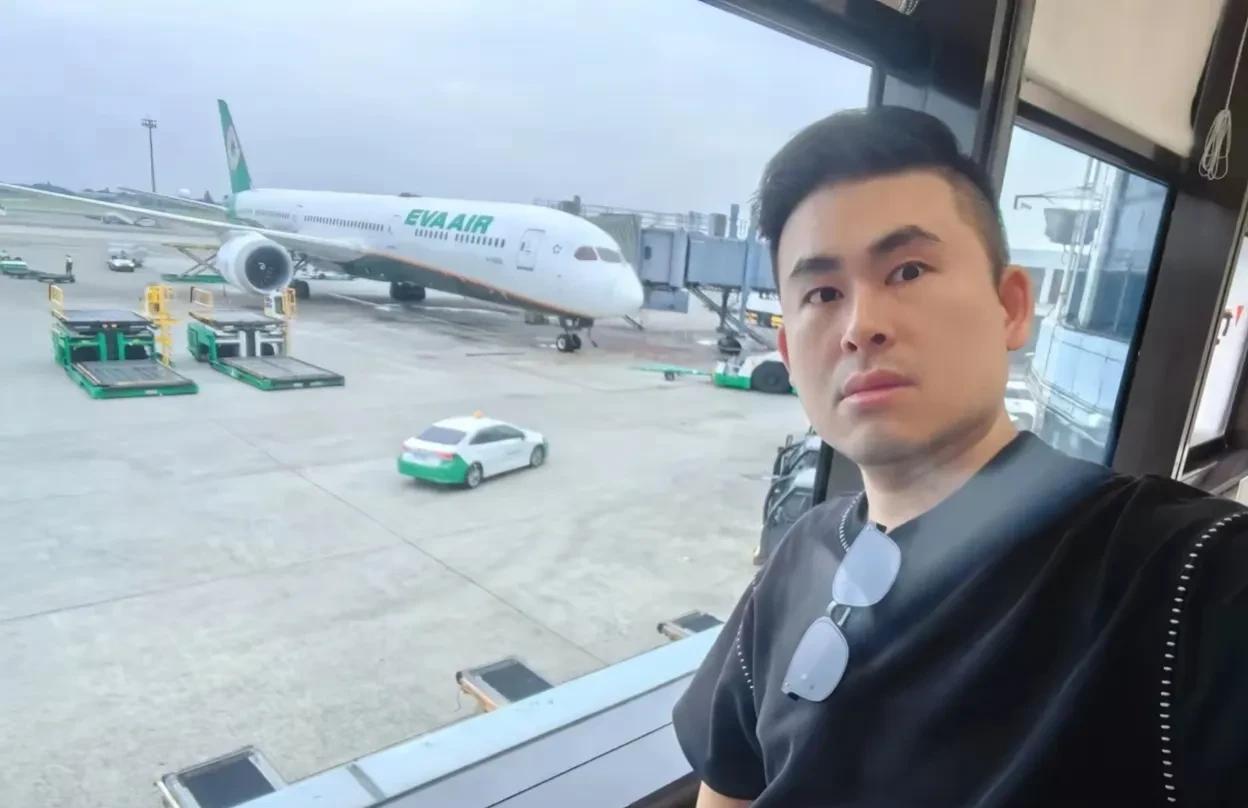台湾的王炳忠，马上就到北京了，猜测他是获得邀请了。他现在人在台湾机场，没有透露