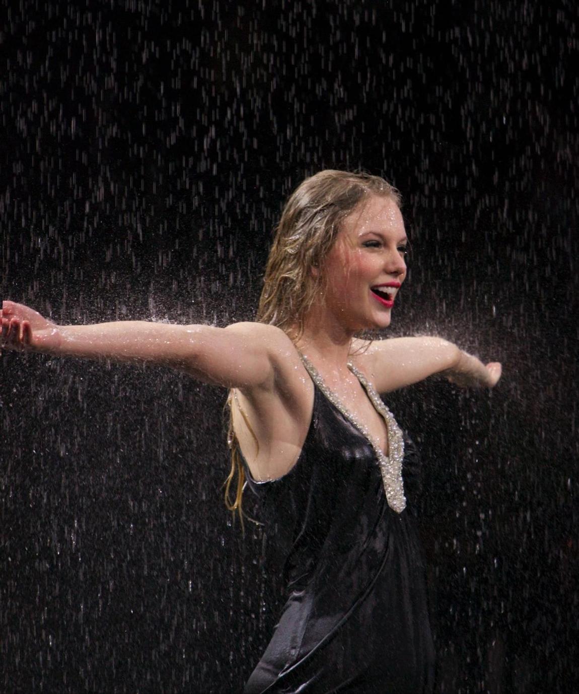 她撕掉的，不是14亿支票，是她巡演收入的五分之一。这一周，有一双手估计写字写