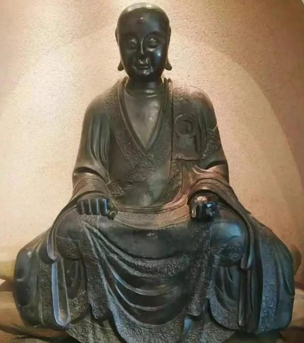 “必须严查！”北京，游客在一民间博物馆游览，发现展出的一尊铜像，竟然很像是20多