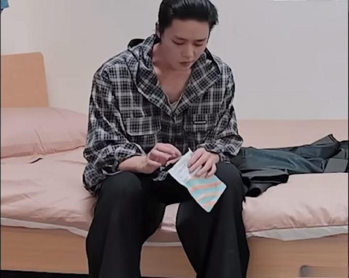 柯淳颜安约饭时总聊奇奇怪怪的话题：上一秒讨论“哪个牌子的辣椒酱最香”，下一秒就