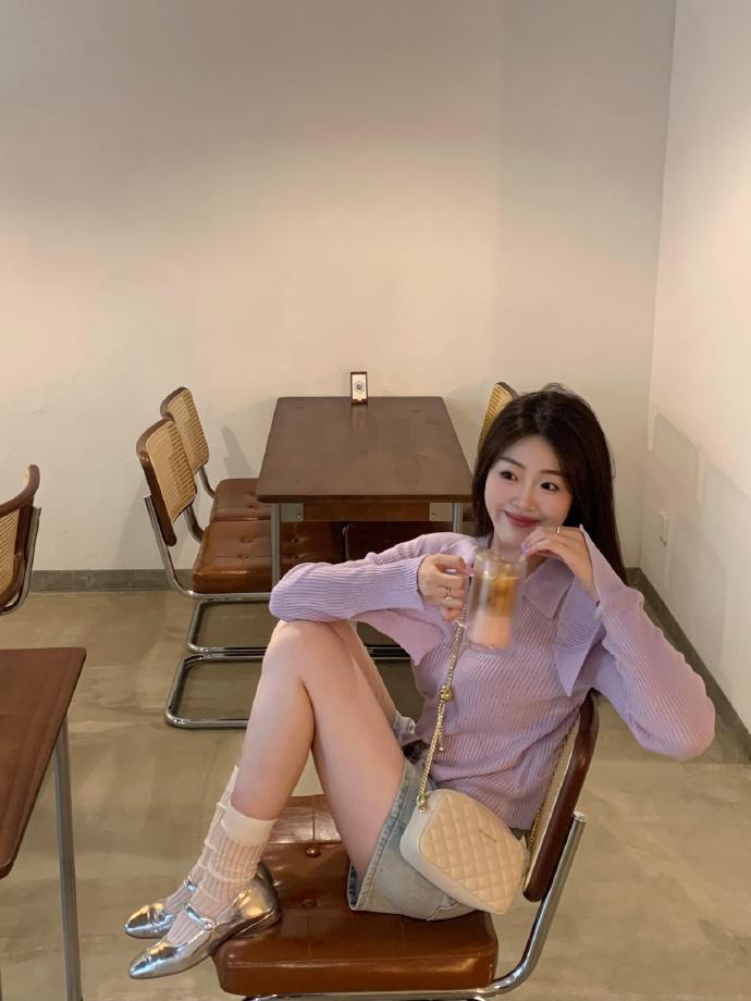 韩系简约穿搭｜18个咖啡店拍照姿势合集📸拍照技巧摄影