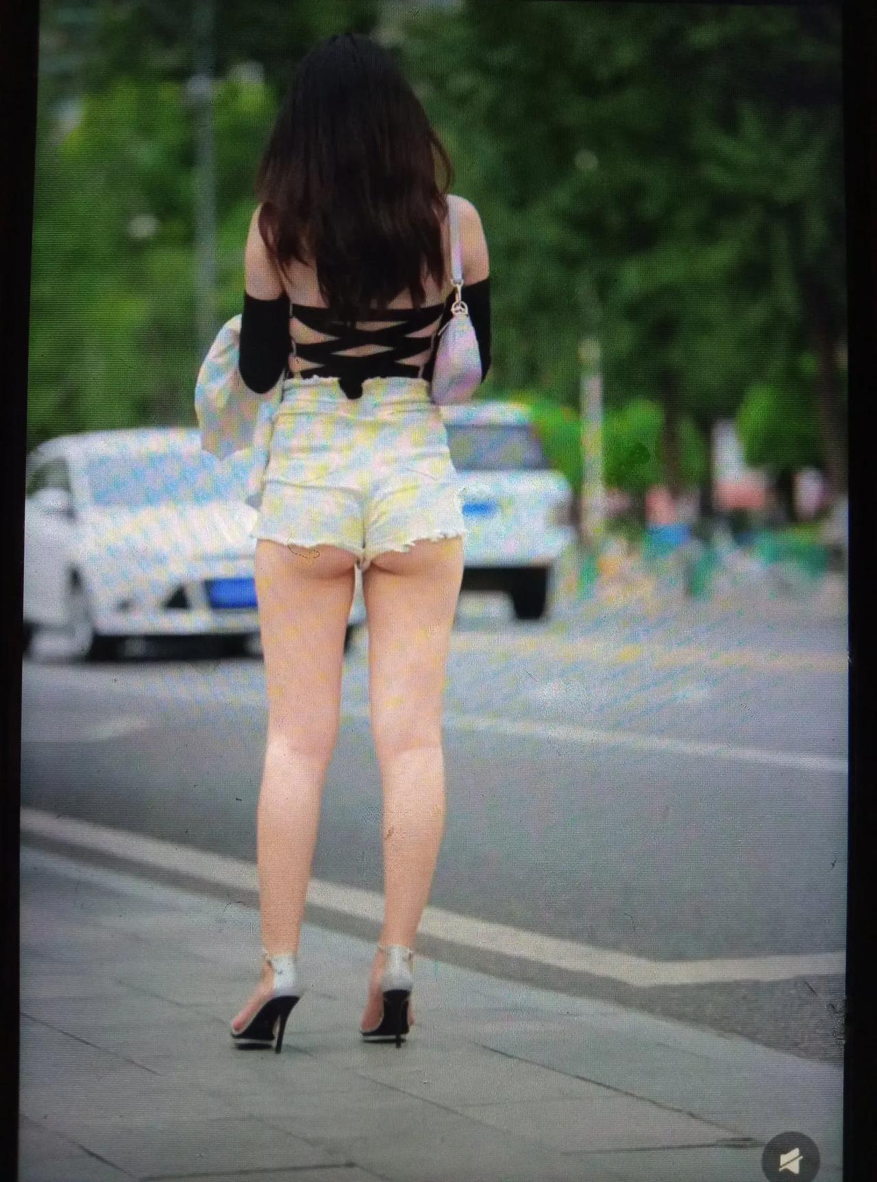 重庆街头的靓妹！这着装没谁了，太哇塞了！太养眼！