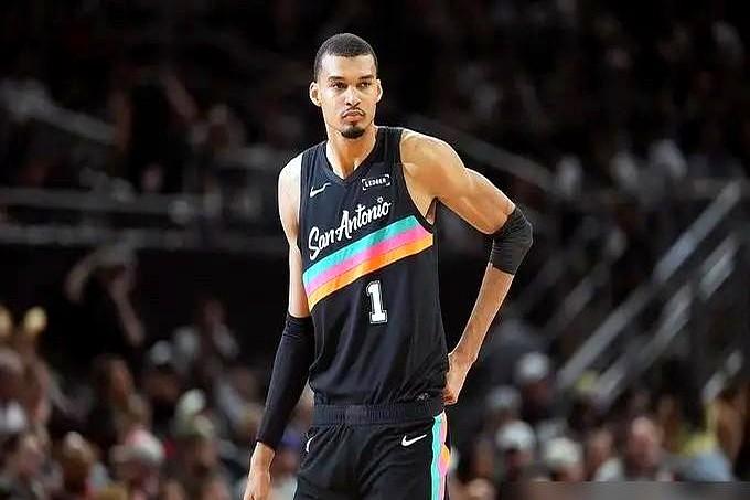 别再拿波尔津吉斯当文班亚马的模板了，真不是一个级别的。当年波尔津吉斯确实惊艳