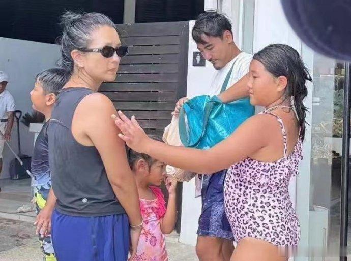 何洁一家五口泰国度假，38岁的她满头白发，两女儿颜值身高差太大