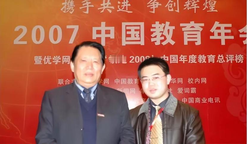 曾经怀揣着“让穷孩子有书读”的赤诚理想创办的高校，如今却深陷利益纠葛，令人唏