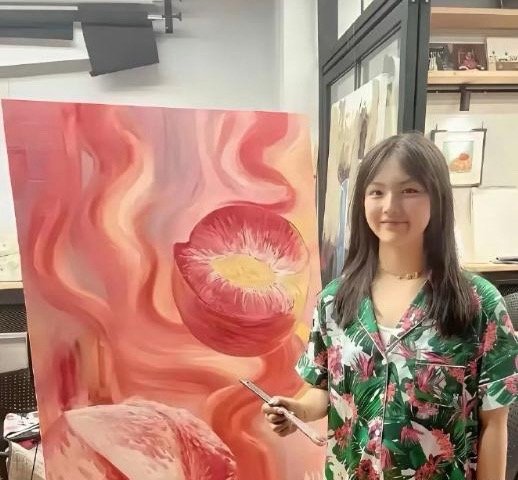 展台上的两幅画，一幅是冯小刚女儿的创作，一幅是李湘女儿的画作，众人来评评哪一位的